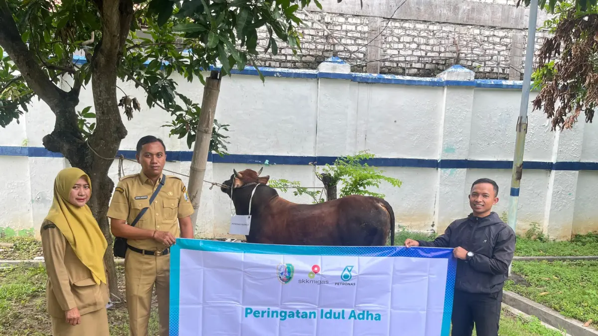SIMBOLIS: PETRONAS Indonesia menyerahkan sapi kurban kepada Pemkab Sampang di Pendapa Trunojoyo Sampang.