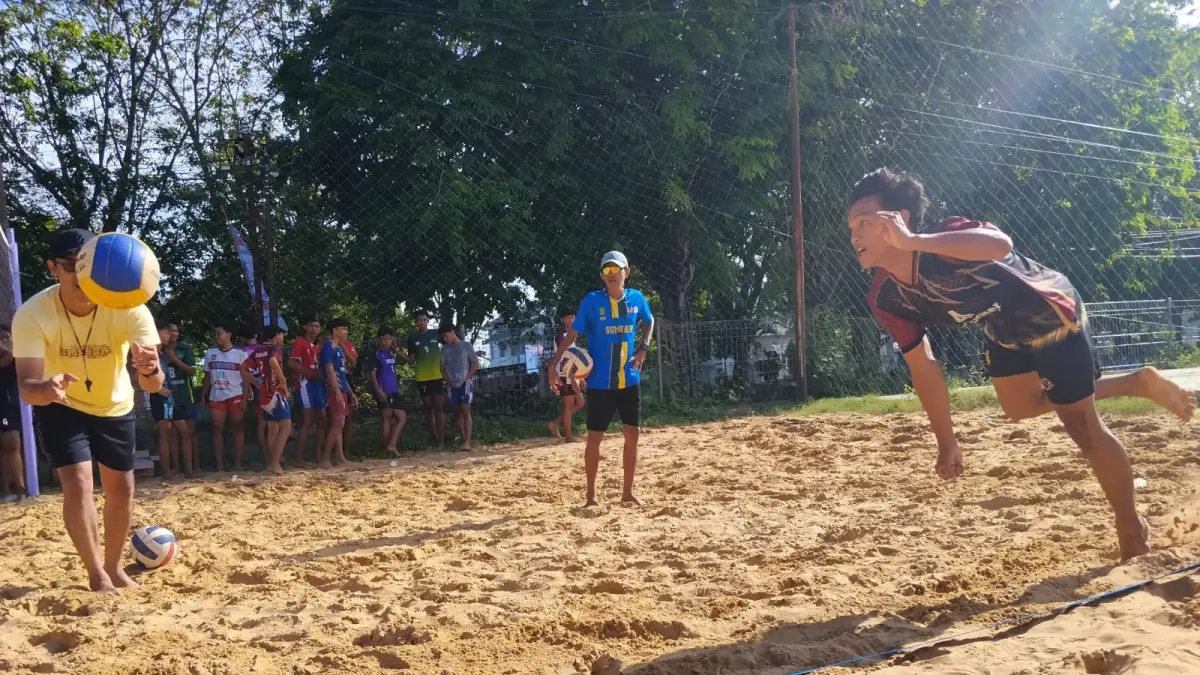 TALENTA LOKAL: Atlet voli pantai Sumenep menjalani latihan di lapangan GOR A. Yani, Desa Pabian, Kecamatan Kota, Minggu (17/5).