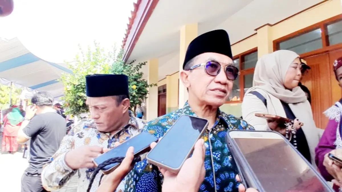 TEGAS: Bupati Pamekasan KH. Kholilurrahman memberikan keterangan pers kepada awak media usai mengikuti diskusi pendidikan di SDN Jalmak 1, Minggu (24/5). (M. KHOLIL RAMLI/JPRM)
