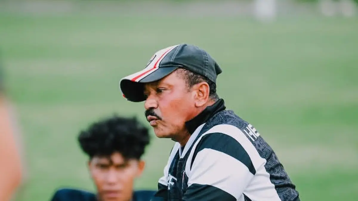 TEGAS: Pelatih Persepam Anis Fuad memberikan arahan kepada pemain di SGMRP, Jumat (22/5).