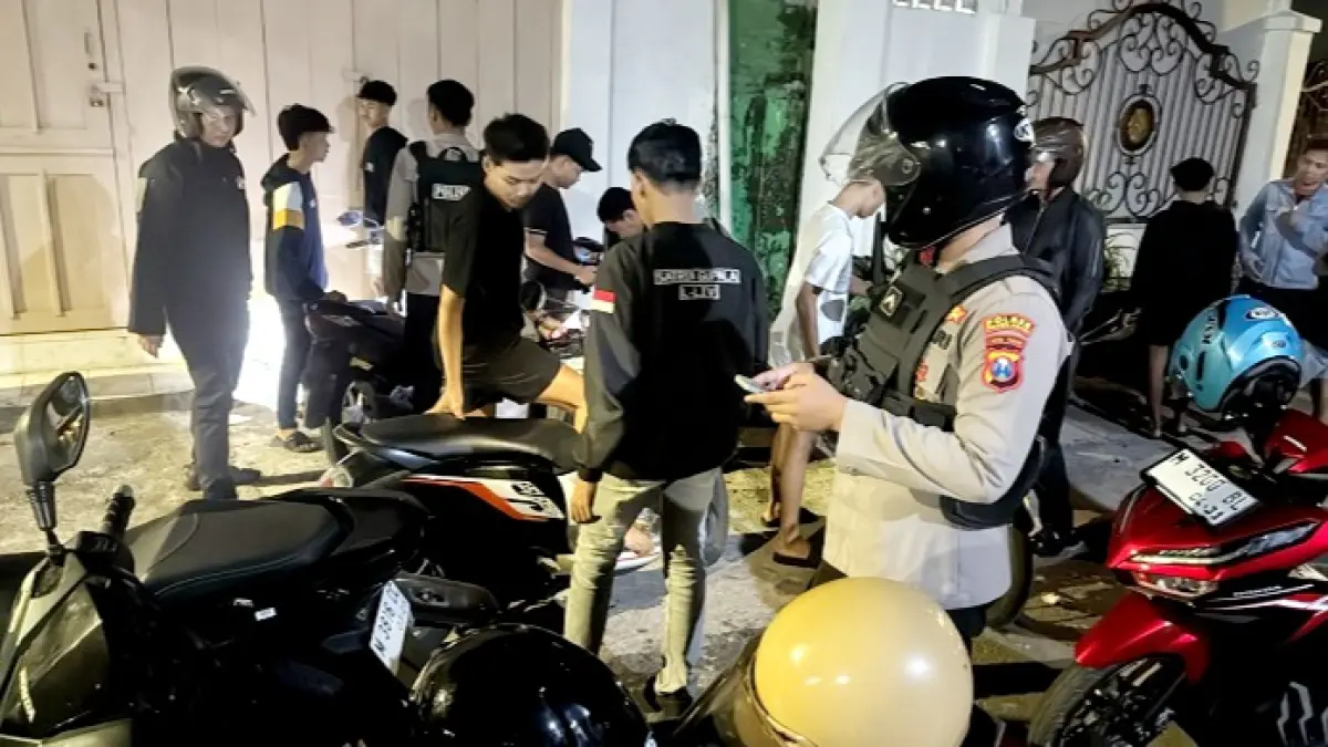 TURUNKAN TIMSUS: Polisi mengamankan pengendara sepeda motor saat hunting malam takbiran Idul Adha, Selasa (26/5). (POLRES PAMEKASAN)