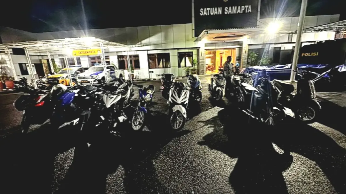DISITA: Polisi mengamankan belasan sepeda motor saat hunting malam takbiran Idul Adha, Selasa (26/5). (POLRES PAMEKASAN)