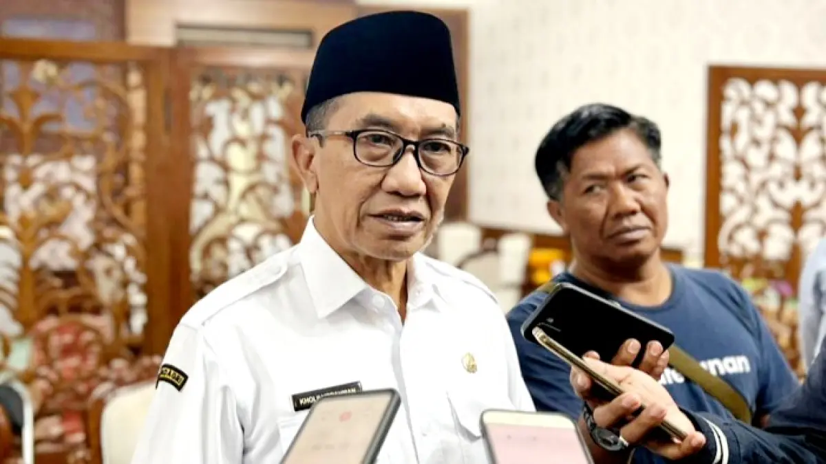 KOMITMEN: Bupati KH Kholilurrahman saat doorstop dengan awak media di Peringgitan Dalam Pendopo Ronggosukowati, Pamekasan. (M. KHOLIL RAMLI/JPRM)