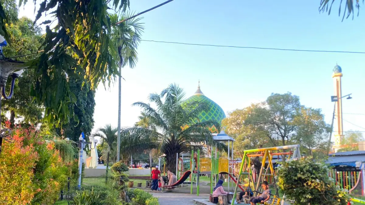 RINDANG: Warga menikmati suasana di sekitar Taman Trunojoyo, Sampang, Selasa (26/5). (AYU LATIFAH/JPRM)&nbsp;
