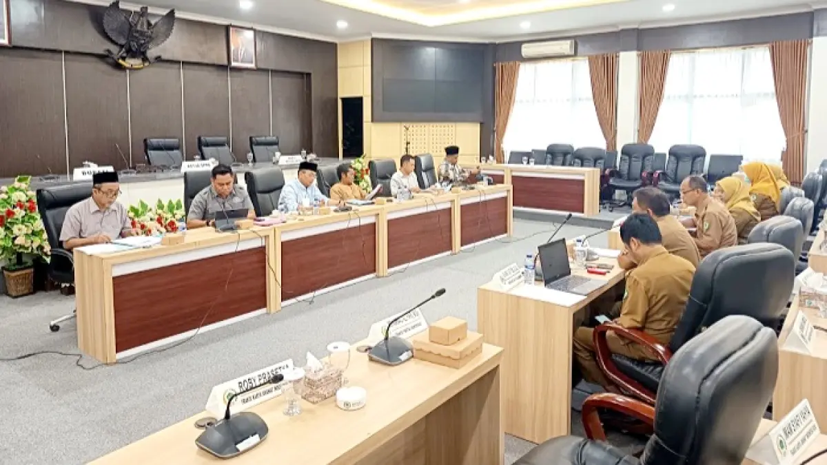 SERIUS: Tim Pansus Raperda SOTK rapat dengar pendapat dengan OPD di kantor DPRD Pamekasan, Selasa (26/5). (M. KHOLIL RAMLI/JPRM)