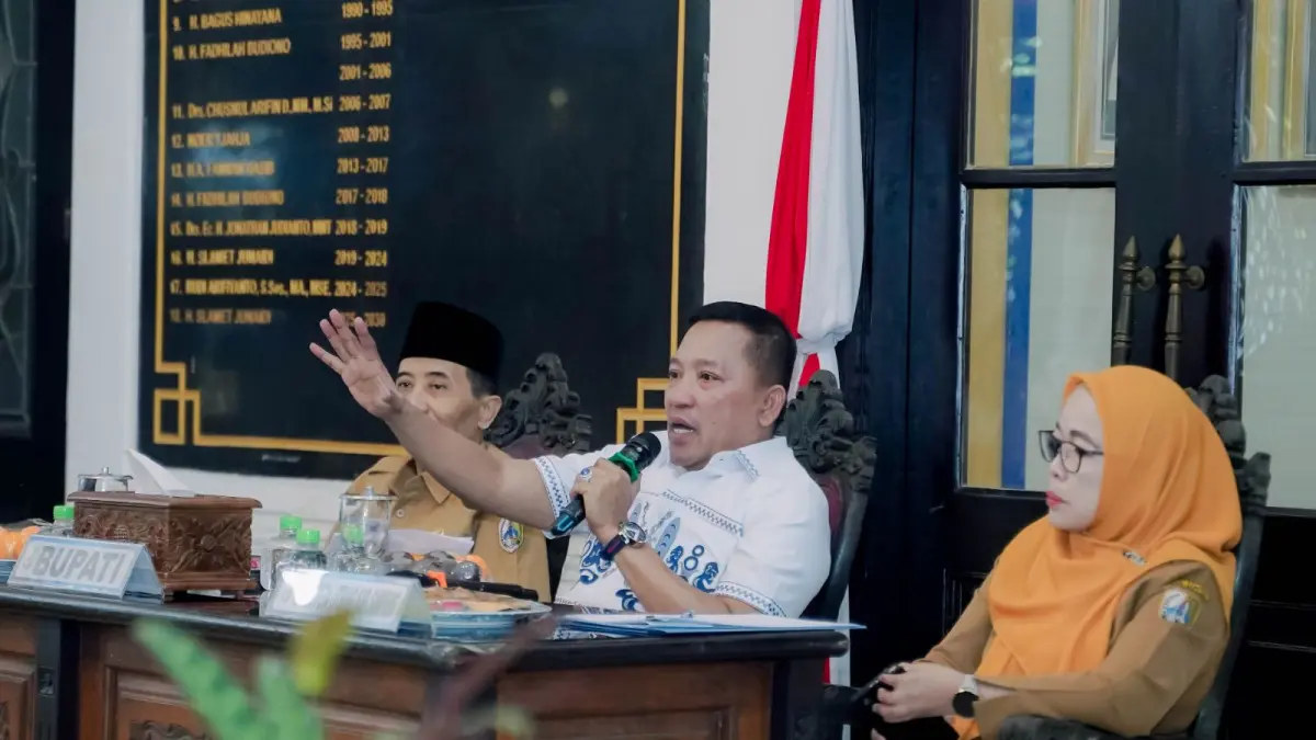TEGAS: Bupati Sampang Slamet Junaidi (tengah) didampingi Sekkab Yuliadi Setiyawan (kiri) dan Kepala Bappeddalitbang Ummi Hanik Laila saat rapat forum CSR di peringgitan Pendopo Trunojoyo, Sampang, Selasa (26/5). ()PROKOPIM UNTUK JPRM)