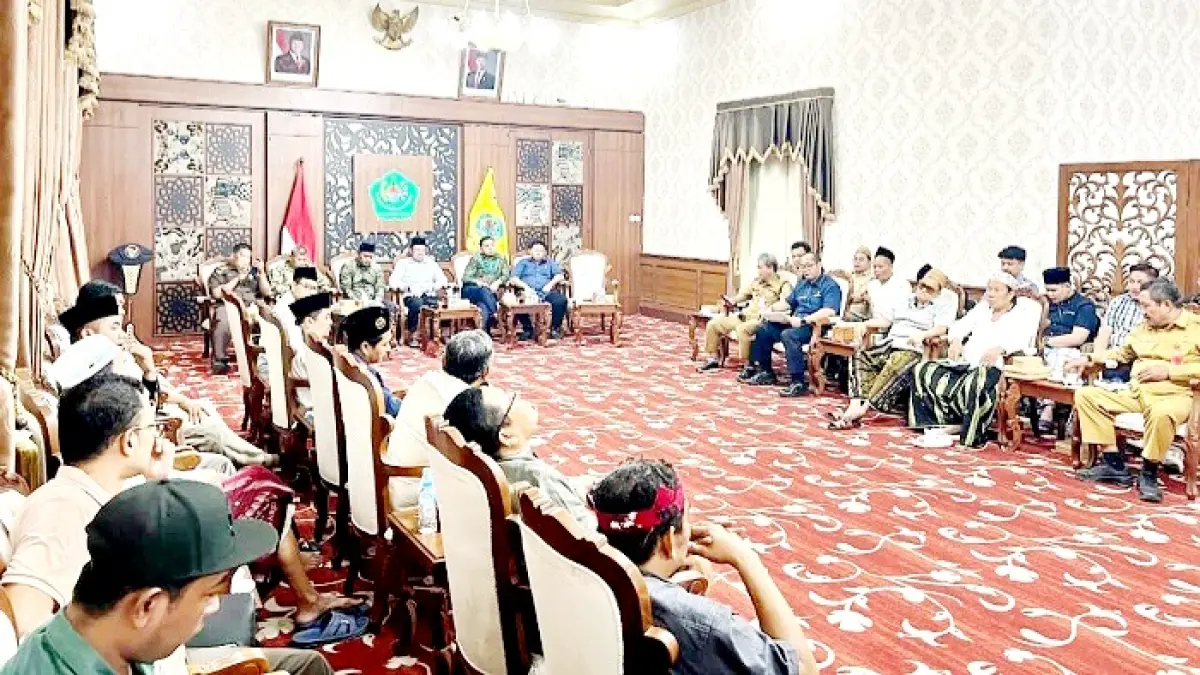 TERUS DIGODOK: Pemkab Pamekasan bersama forkopimda dan pengusaha rokok lokal Madura sedang mendalami upaya pemberlakuan cukai SKM kelas tiga di Peringgitan Dalam Pendopo Ronggosukowati, Selasa (26/5). (M. KHOLIL RAMLI/JPRM)