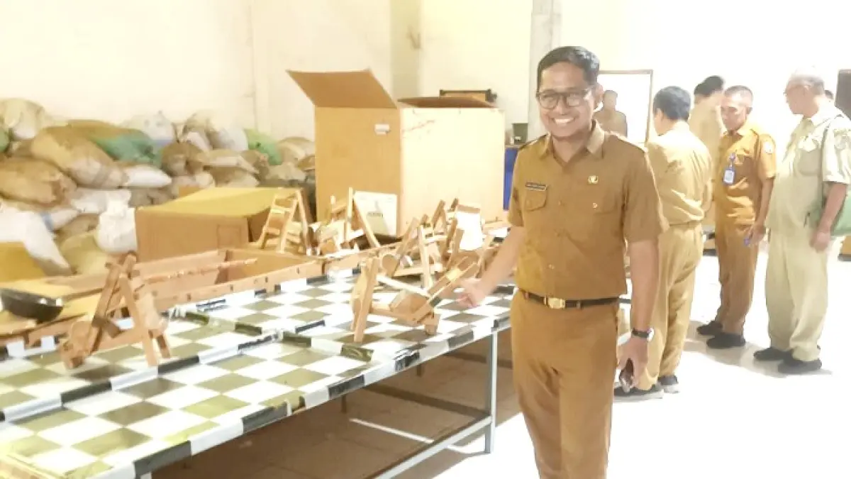 TUNAIKAN TUGAS: Tim satgas perusahaan rokok saat melakukan pengawasan di salah satu IHT Kecamatan Camplong, Sampang, Selasa (26/5). (SATPOL PP UNTUK JPRM)