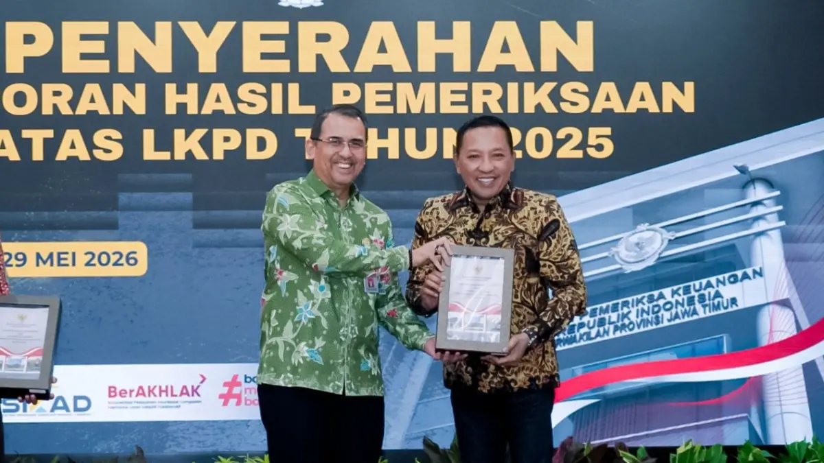 APRESIASI: Bupati Sampang Slamet Junaidi menerima LHP atas LKPD Kabupaten Sampang tahun anggaran 2026 dari BPKP Provinsi Jatim, Jum