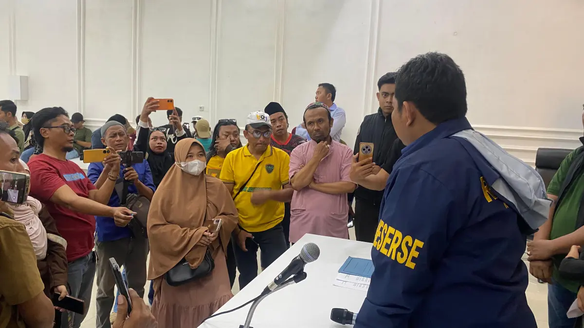 BERBINCANG: Korban kasus dugaan penipuan umrah hadir saat konferensi pers di Mapolres Pamekasan, Selasa (26/5).&nbsp;
