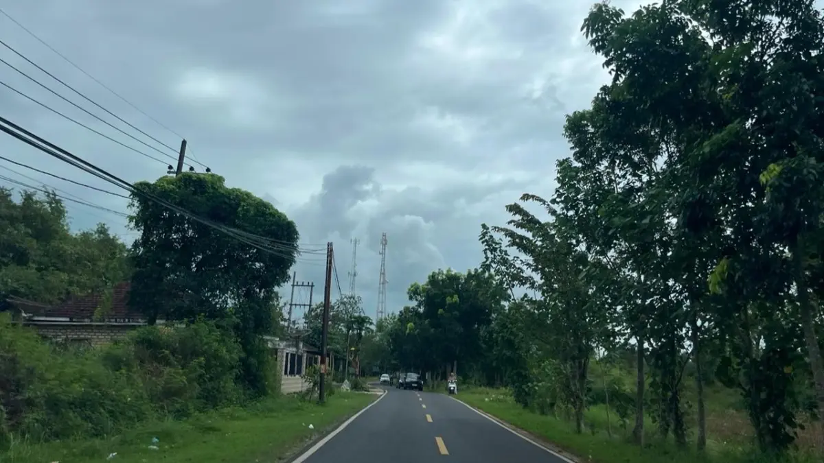 BUTUH PENERANGAN: Pengendara melintas di jalan nasional wilayah Kecamatan Manding, Kamis (28/5).&nbsp;