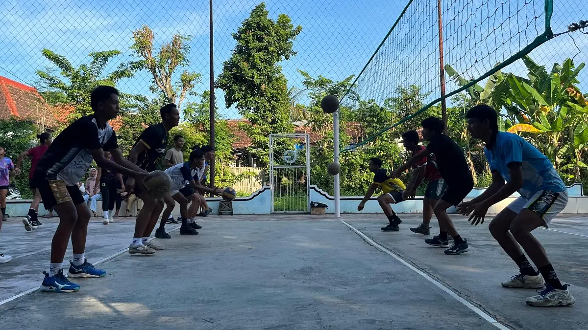 DIPANTAU: Pengurus PBVSI Sumenep melakukan pembinaan atlet muda di Lapangan Greep, Kecamatan Kalianget, Sabtu (31/1).