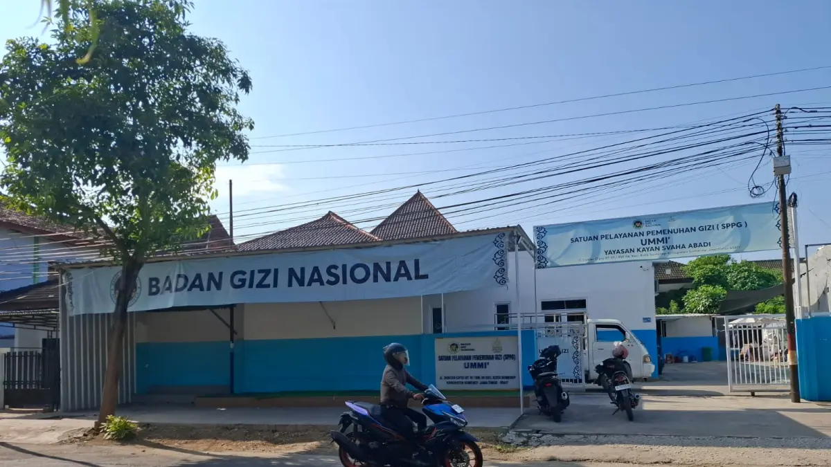 DISUSPEND: Masyarakat melintas di depan SPPG Sumenep Kota Sumenep Kolor Yayasan Kayan Svaha Abadi di Jalan Dr. Cipto Sumenep, Kamis (28/5).