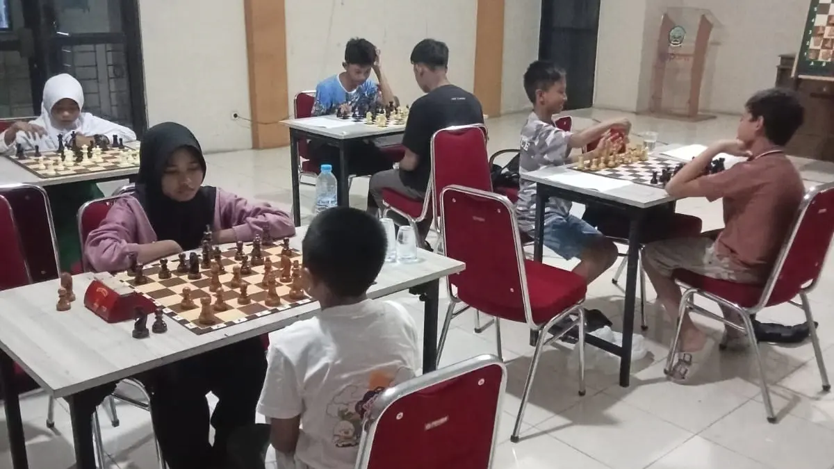 FOKUS: Atlet catur mengikuti latihan di Aula Kantor Dispora Bangkalan, Sabtu (7/3).