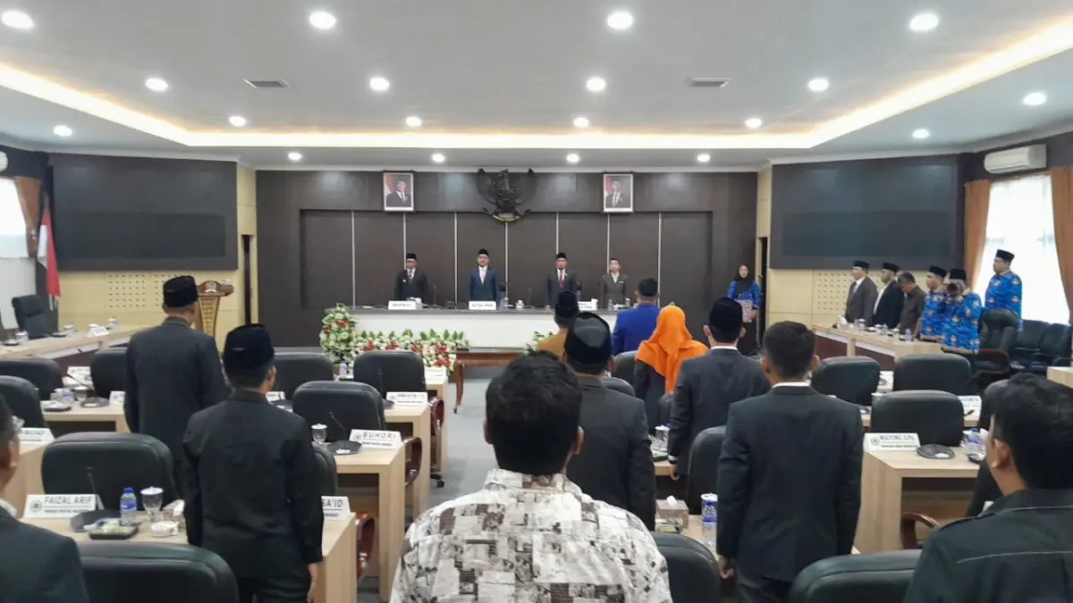 FOKUS: Ketua DPRD Pamekasan Ali Masykur saat memimpin sidang Paripurna, Senin (18/5).