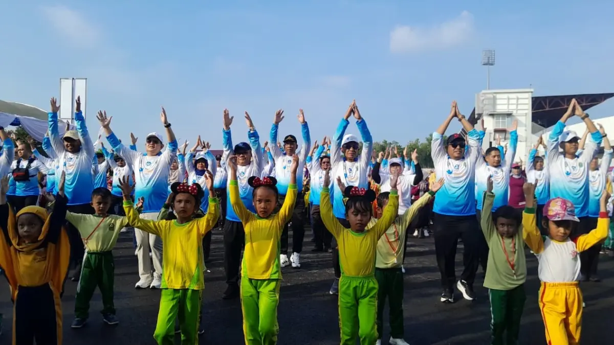 GENERASI EMAS: Mendikdasmen Abdul Mu’ti bersama Bupati Pamekasan KH. Kholilurrahman dan Forkopimda saat mengikuti senan anak indonesia hebat bersama puluhan ribu murid di SGMRP, Minggu (24/5).&nbsp;