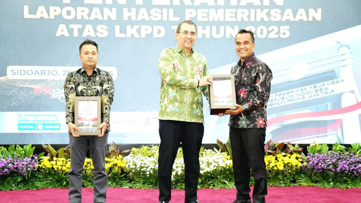 MEMBANGGAKAN: Bupati Bangkalan Lukman Hakim menerima dokumen LHP atas LKPD 2025 di kantor BPK Perwakilan Jatim, Jumat (29/5). (PROKOPIM UNTUK JPRM)