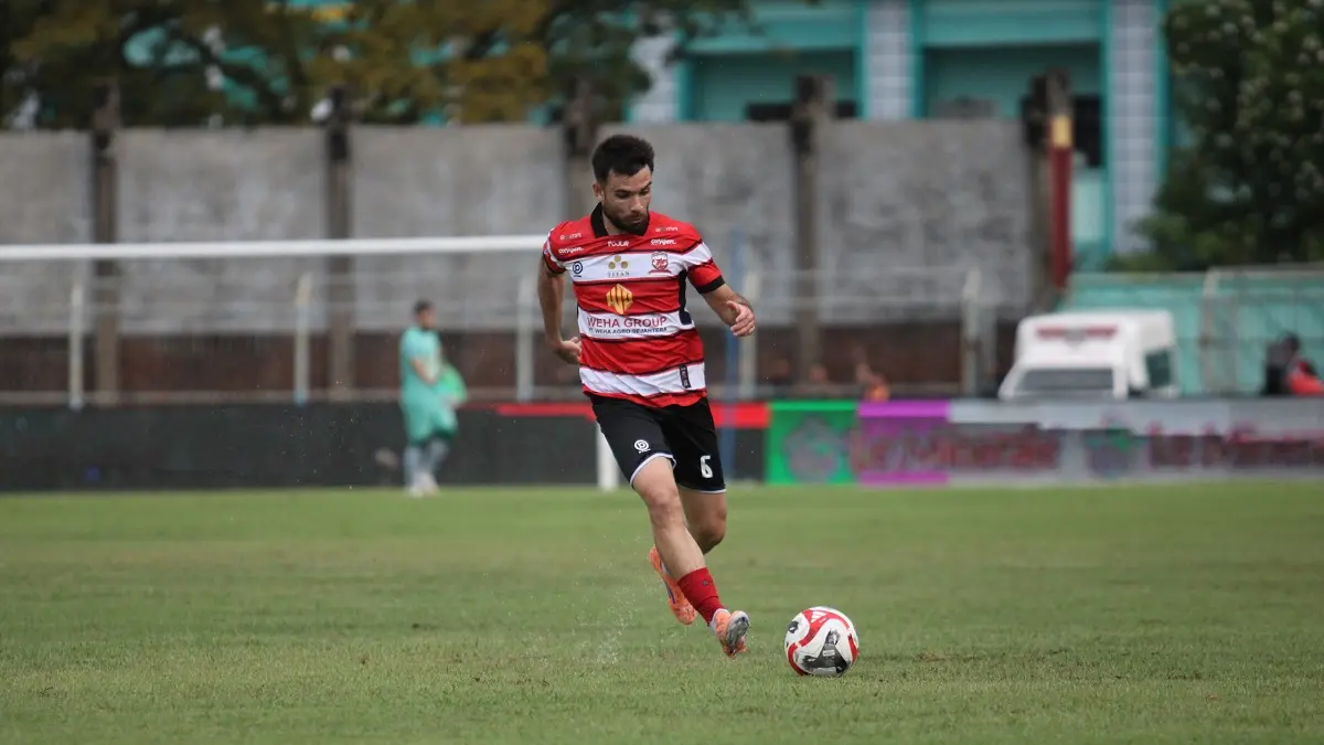 MENYERANG: Pemain MU Ruxi membawa bola saat bertanding melawan PSM Makassar di SGB, Sabtu (23/5)