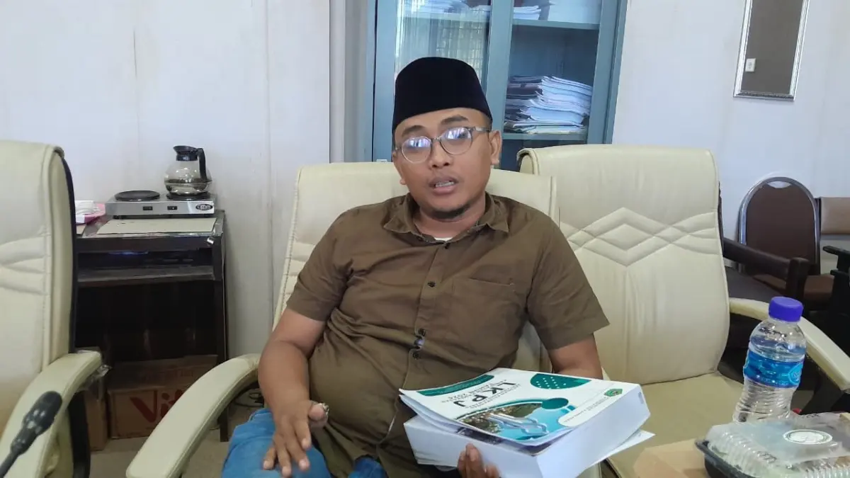 SANTAI: Ketua PMMKP Mohammad Saedy Romli saat ditemui di kantor DPRD Pamekasan.