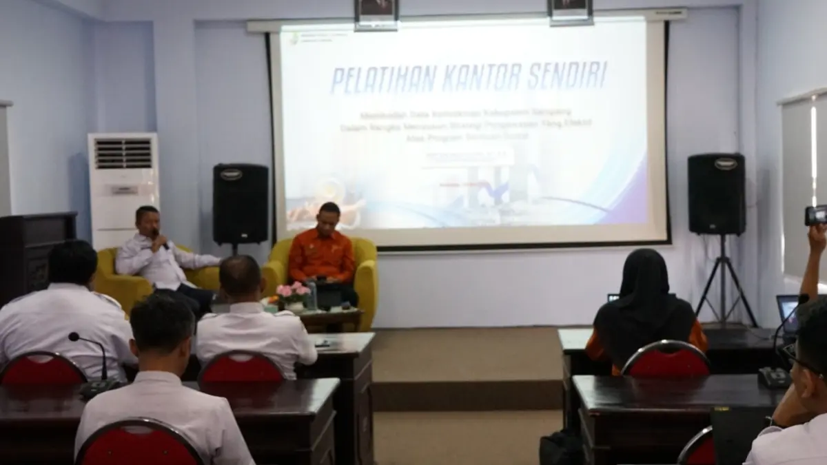 SERIUS: Inspektur Inspektorat Sampang Ariwibowo Sulistyo (depan, kiri) menyampaikan sambutan saat pelatihan tim internal di kantornya, Rabu (20/5) (INSPEKTORAT UNTUK JPRM)
