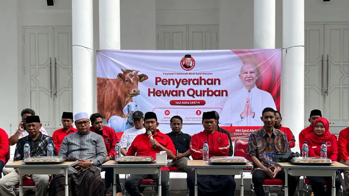 TURUN LANGSUNG: Ketua DPC PDI Perjuangan Sumenep Achmad Fauzi Wongsojudo saat menyalurkan hewan kuraban dari MH Said Abdullah kepada para penerima di halaman masjid Fathimah Binti Said Ghauzan di Kecamatan Manding Rabu (27/5).