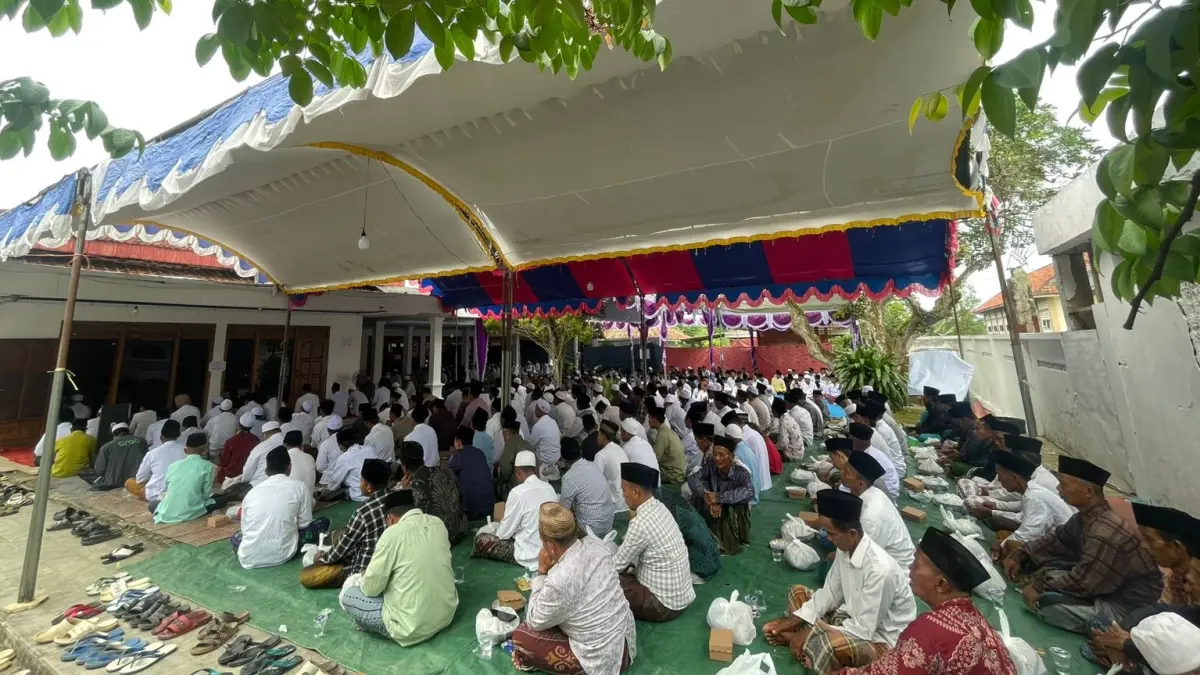 ANTUSIAS: Ribuan masyarakat menghadiri Haul Akbar KH AHMAD JAZULI Ke-31 di Pondok Pesantren Alhasany, Sumber Tlokoh, Kokop, Bangkalan.