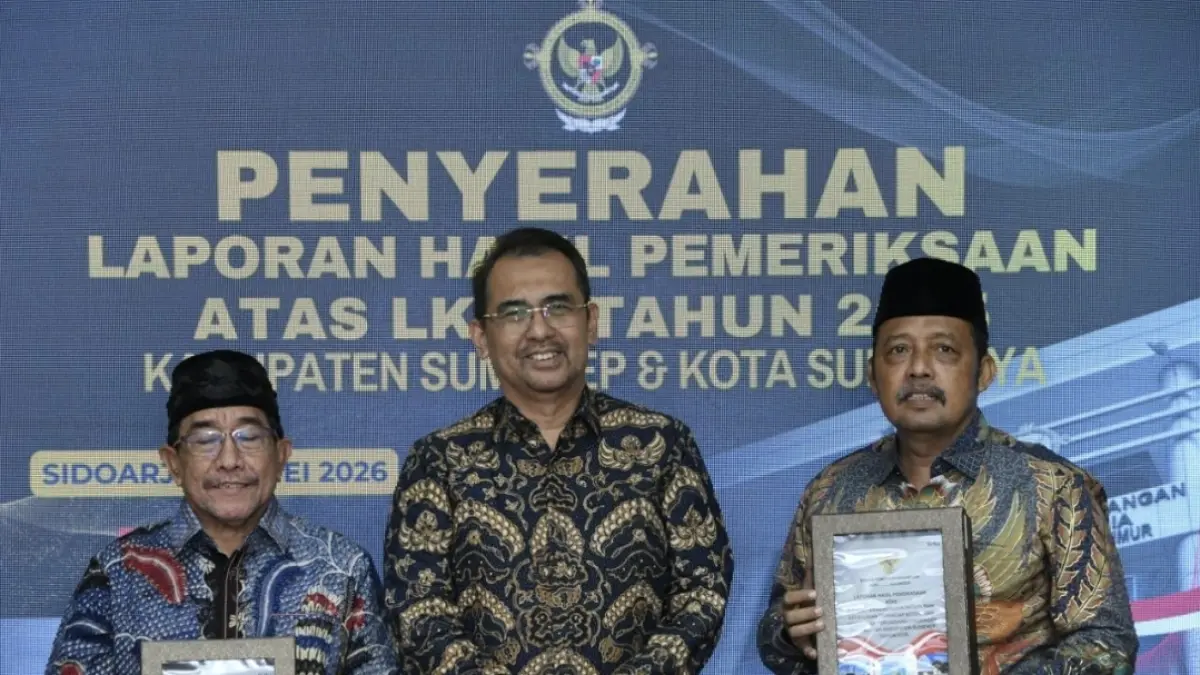BERPRESTASI: Ketua DPRD Sumenep Zainal Arifin bersama Wabup Imam Hasyim saat menerima WTP di Sidoarjo, Selasa (26/5).