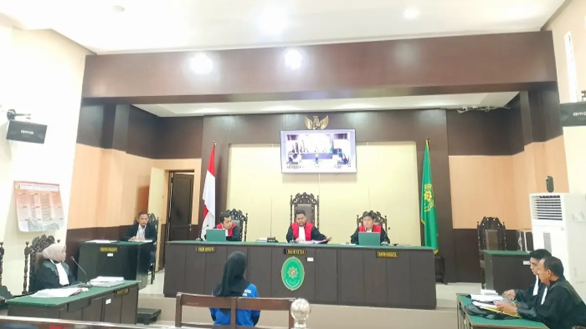 DIADILI: Syamsiyah saat mengikuti sidang di Pengadilan Negeri Sampang, Senin (11/8/2025). (UBAIDILLAHIR RA’IE/JPRM)