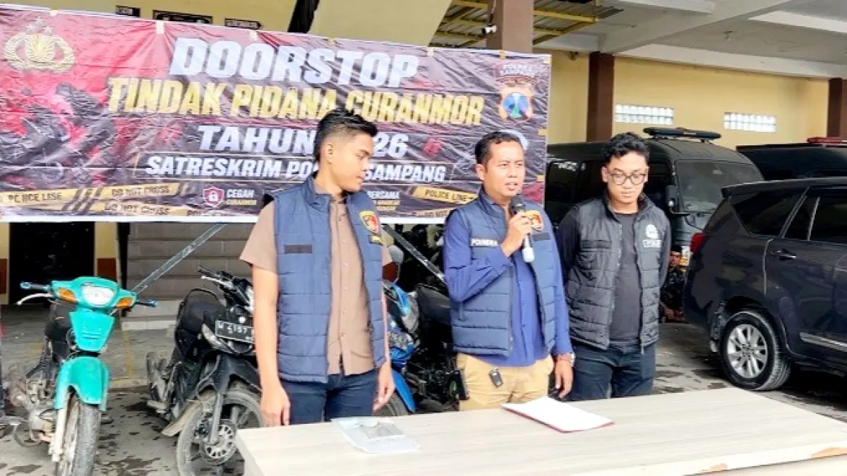 DIAMANKAN: Satreskrim Polres Sampang saat melakukan jumpa pers ungkap kasus curanmor, Jumat (22/5). (UBAIDILLAHIR RA’IE/JPRM)