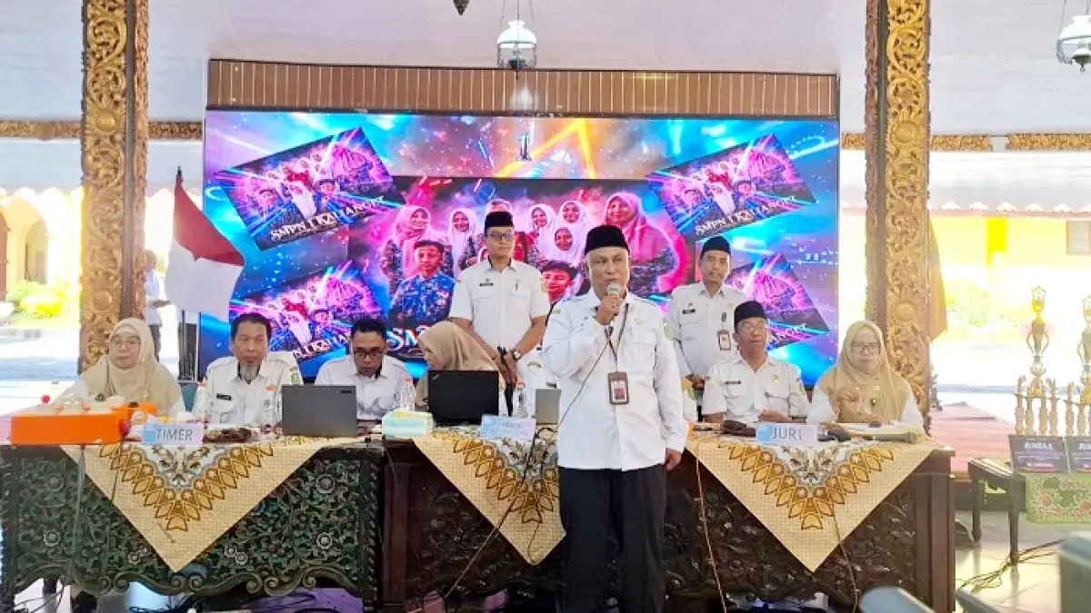 FOKUS: Kepala Dispendik Sumenep Moh. Iksan bersama para guru dalam sebuah acara di Pendopo Keraton Sumenep, Rabu (13/5). (MOH. LATIF/JPRM)