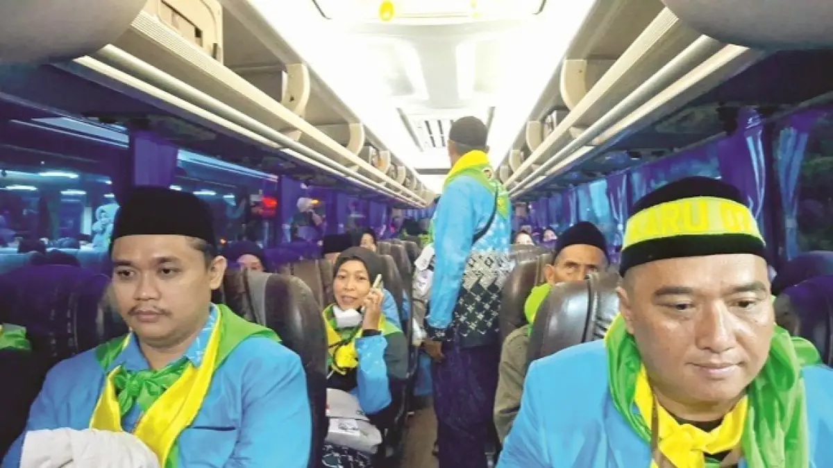 IBADAH: Jemaah haji asal Kabupaten Sumenep saat hendak diberangkatkan ke Embarkasi Surabaya, Senin (11/5). (MOH. LATIF/JPRM)
