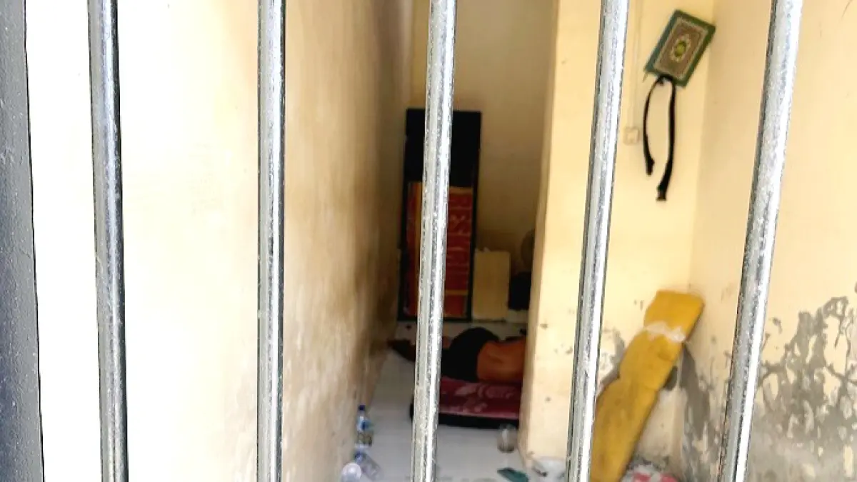 JALANI PROSES HUKUM: Salah satu tahanan sedang beristirahat di dalam sel tahanan Polres Sampang Jumat (29/5). (UBAIDILLAHIR RA’IE/JPRM)