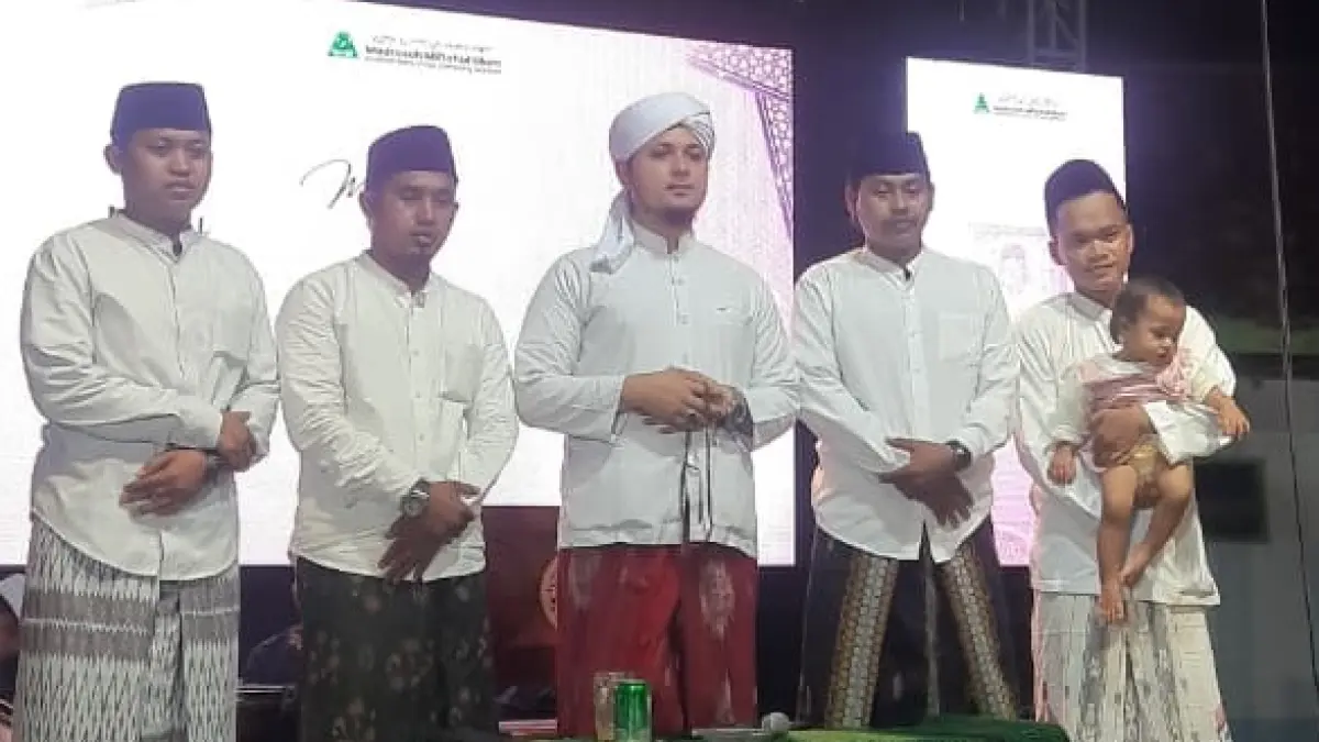 KELUARGA BESAR: Pengasuh ketiga Ustad Mahfud (kiri) didampingi saudaranya foto bersama dengan Penceramah Habib Mahdi bin Ahmad Al-Muhdor usai acara pada Kamis (28/5) malam.