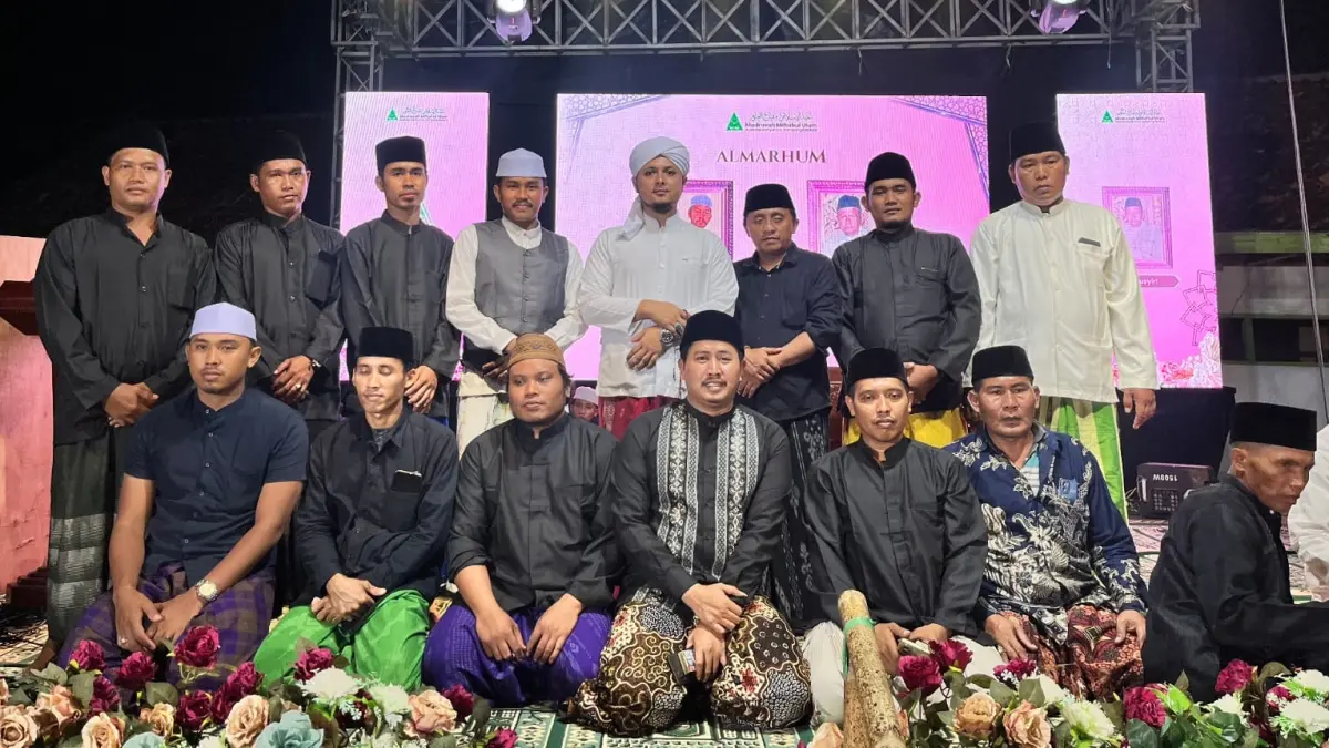 KOMPAK: Sebagian alumni dan panitia berfoto bersama Habib Mahdi bin Ahmad Al-Muhdor pada Kamis (28/5) malam.