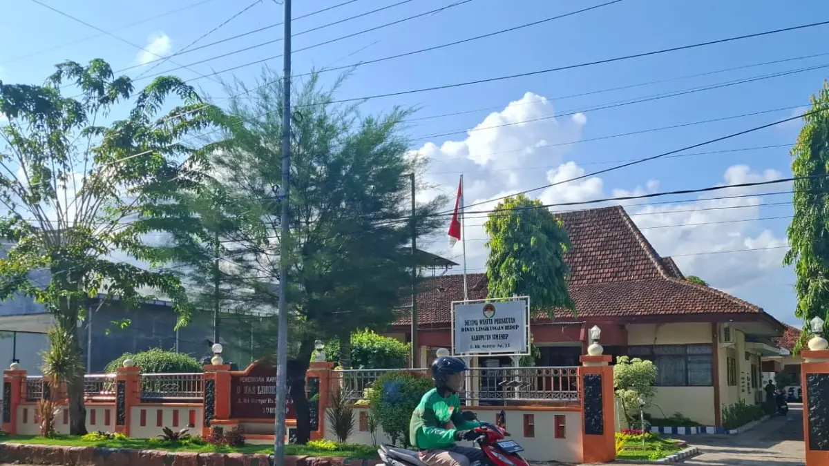 MEGAH: Masyarakat melintas di depan kantor DLH di Jalan KH Mansyur, Pangarangan, Kecamatan Kota Sumenep, Selasa (26/5)