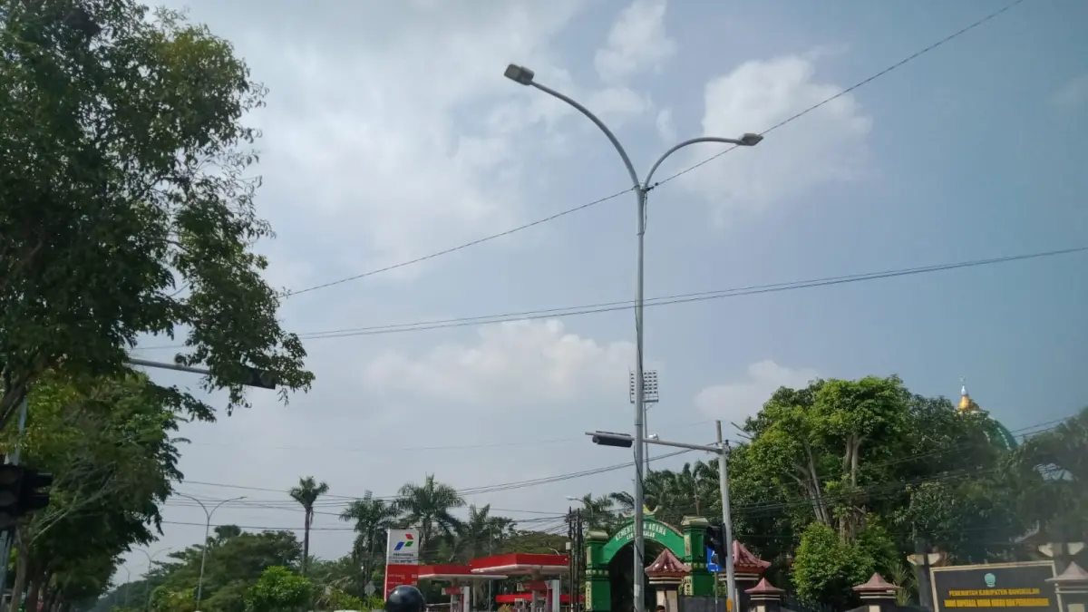 PENERANGAN: Warga berkendara di dekat PJU di Jalan Seokarno-Hatta Bangkalan, Jumat (29/5).