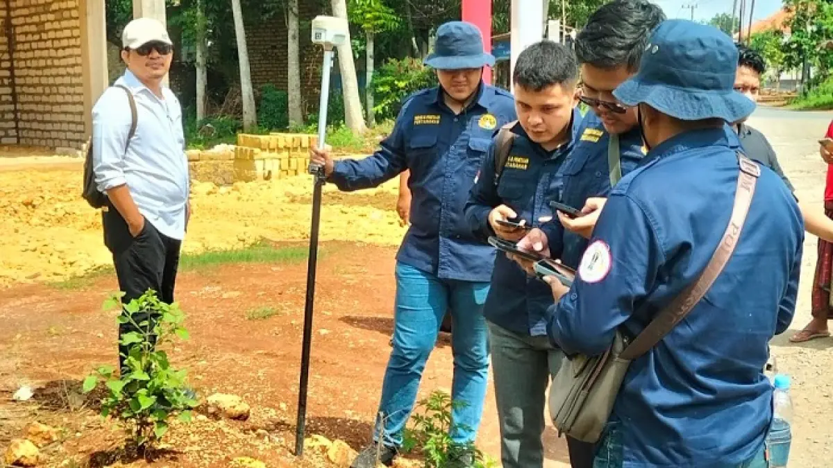 PETUNJUK HUKUM: Anggota kepolisian bersama BPN Pamekasan melakukan pengukuran lahan di Jalan Bulangan Barat–Tlagah, Senin (25/5). (MUHRI ANDIKA UNTUK JPRM)