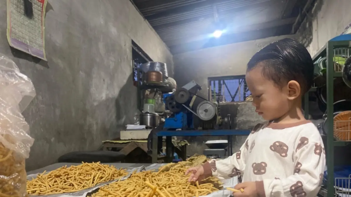 RENYAH: Mohammad Pradipta Bumi Albirruni mencicipi camilan stik jari-jari Dapur Mama Abadiy.