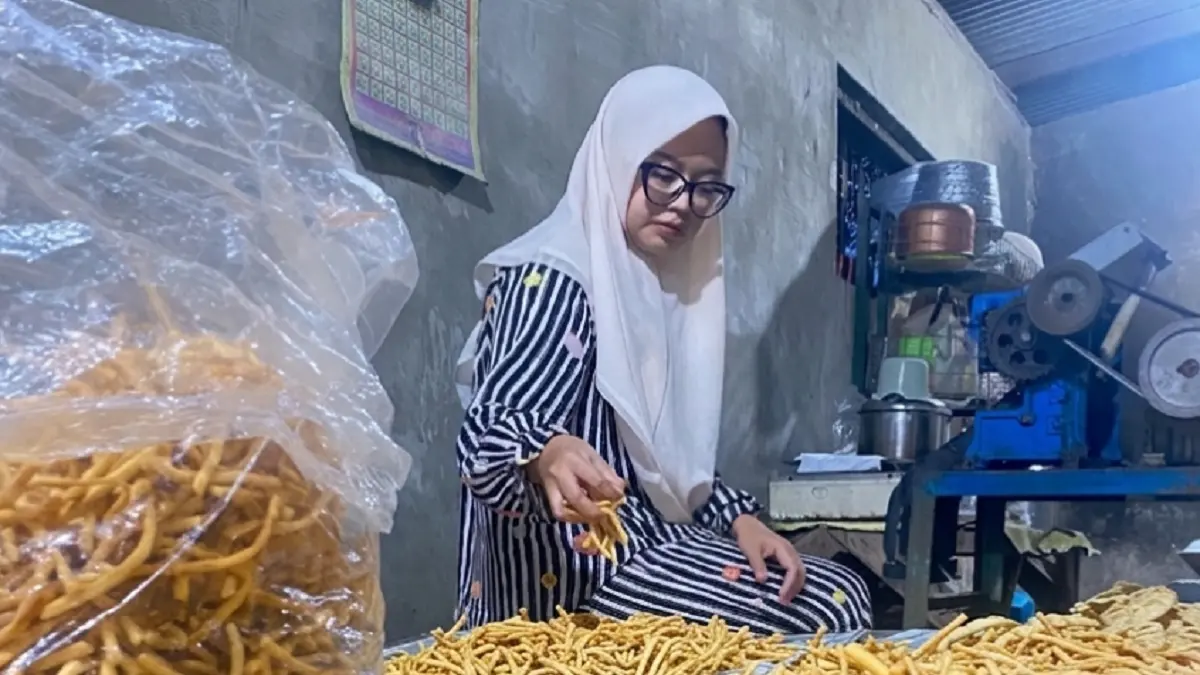 RUANG PRODUKSI: Iffah Al-Abadiyah menunjukkan stik jari-jari Dapur Mama Abadiy