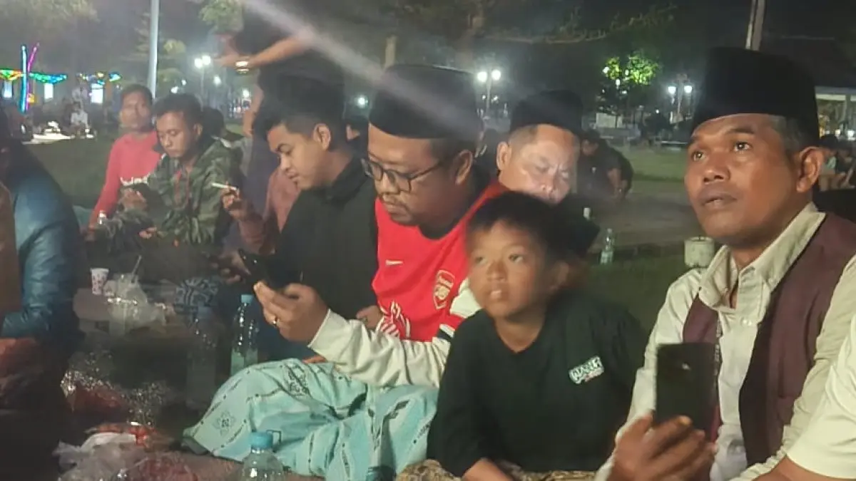 ANTUSIAS: Wabup Sampang Ahmad Mahfudz nobar final UCL 2026 bersama warga di Alun-Alun Trunojoyo, Sampang, Sabtu (30/5/2026)