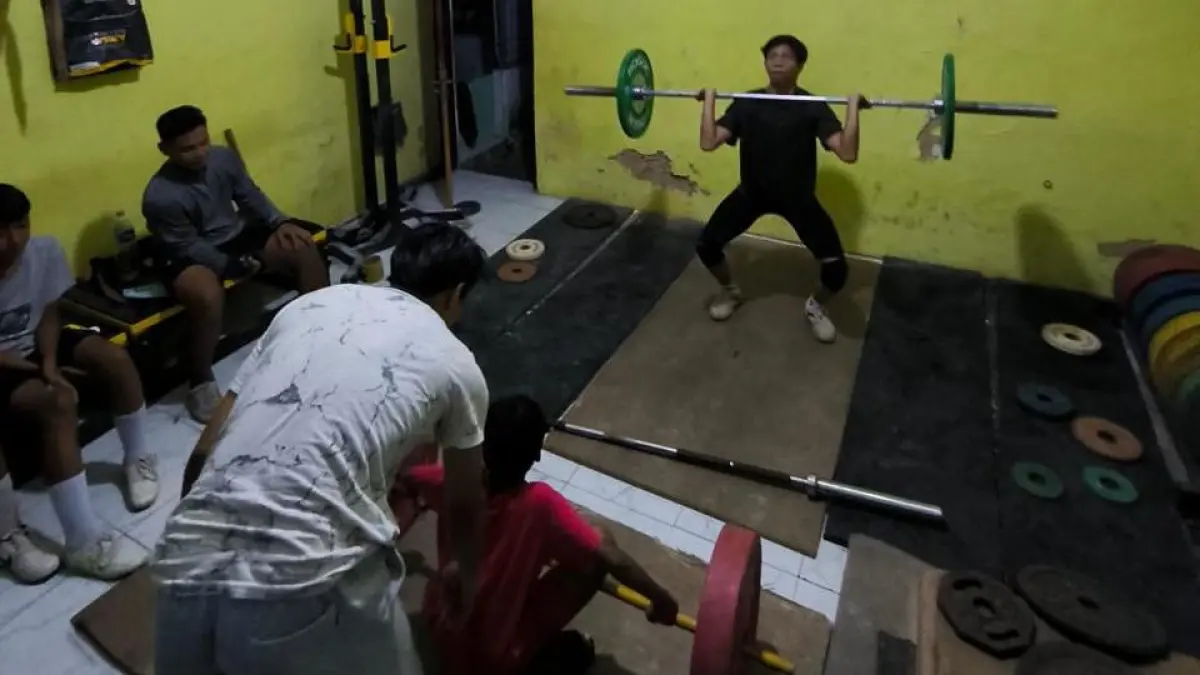 FOKUS: Atlet PABSI Sumenep menjalani latihan rutin di GOR A. Yani, Desa Pabian, Kecamatan Kota, Senin (16/3).