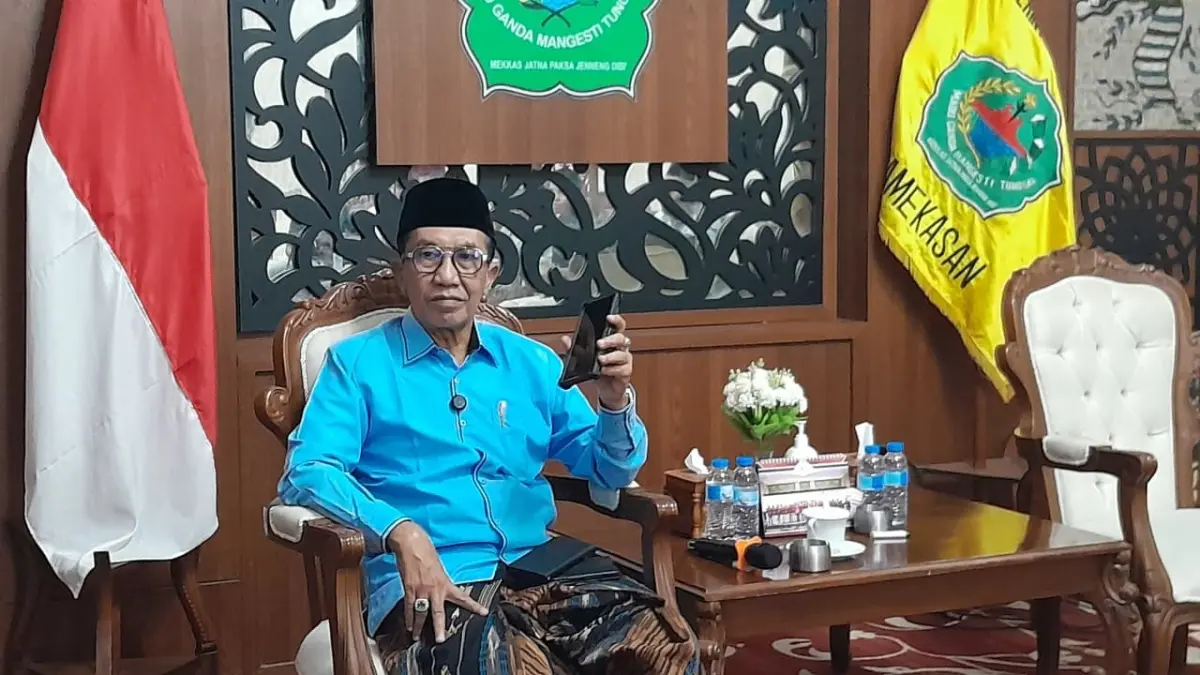 GERAK CEPAT: Bupati Pamekasan KH Kholilurrahman saat menelepon Koordinator Wilayah Badan Gizi Nasional (BGN) Hariyanto Rahmansyah Tri Arif, Kamis (28/5).