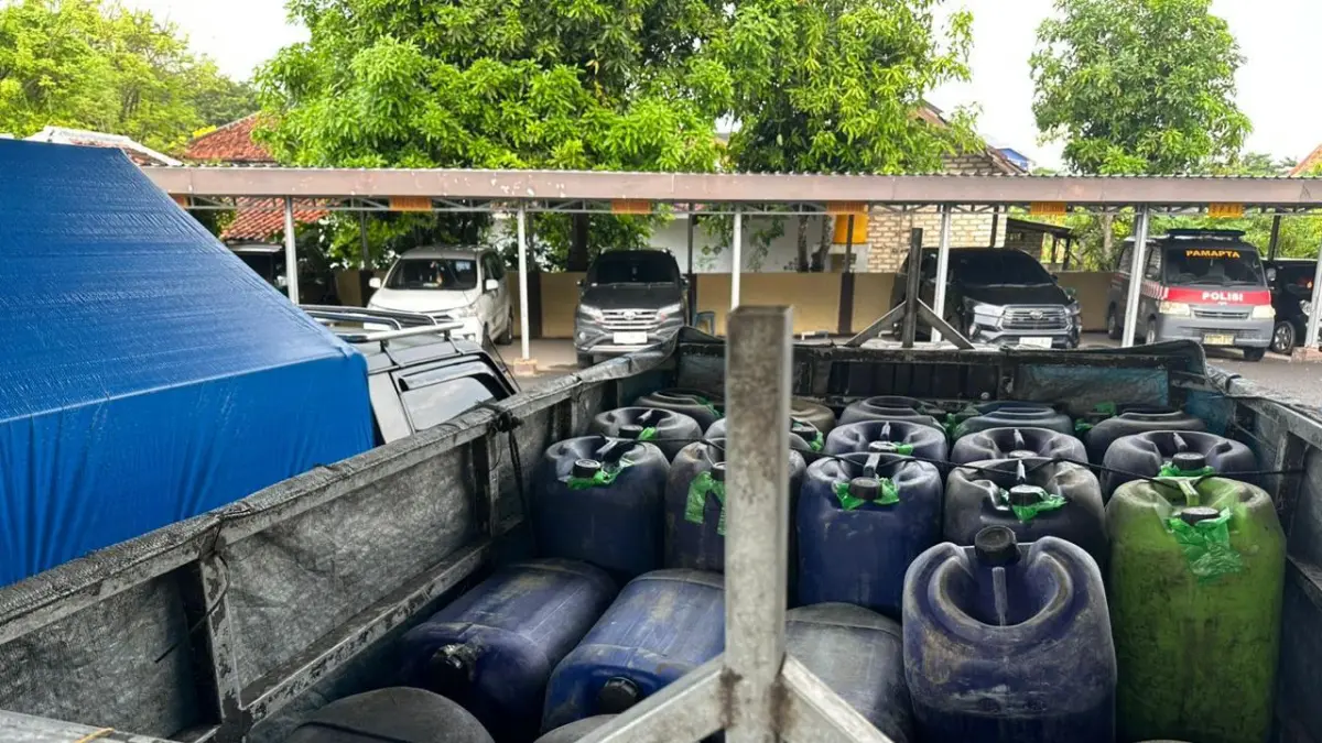 JADI SITAAN: Barang bukti kasus penyalahgunaan BBM subsidi berada di Polres Sumenep, Jumat (29/5).