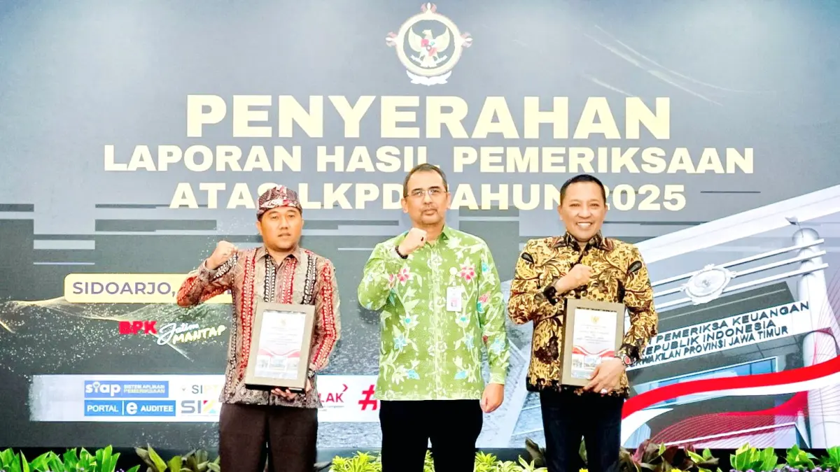 KERJA NYATA: Bupati Sampang Slamet Junaidi menerima LHP atas LKPD Kabupaten Sampang tahun anggaran 2025 dari BPK Perwakilan Jatim, Jumat (29/5). (PROKOPIM UNTUK JPRM)