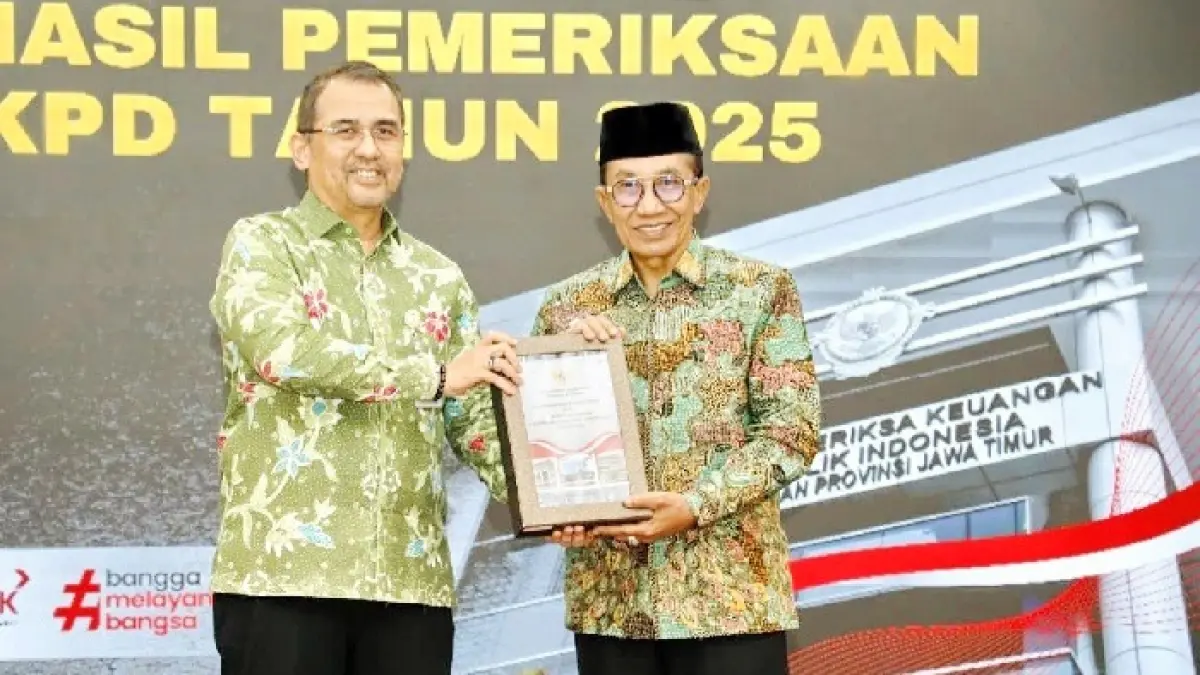 KOMITMEN: Bupati Pamekasan KH. Kholilurrahman menerima laporan hasil pemeriksaan LKPD tahun 2025 dari Kepala BPK Perwakilan Jawa Timur Yuan Candra Djaisin di Kantor BPK Perwakilan Jatim, Jumat (29/5). (PROKOPIM UNTUK JPRM)