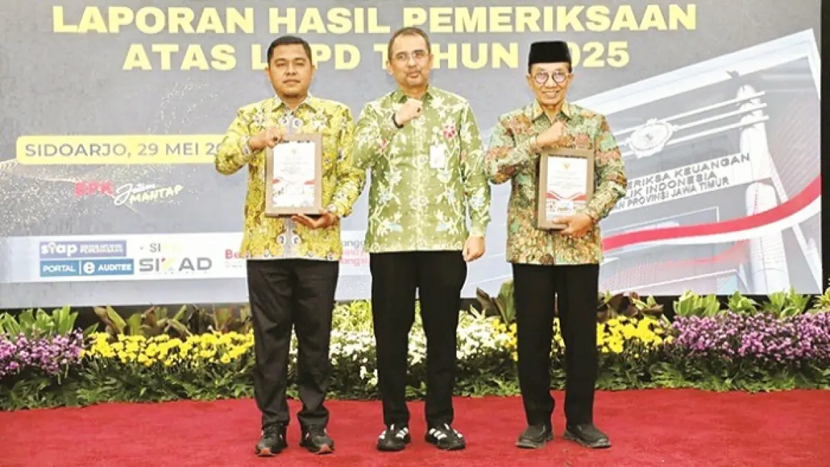 KOMPAK: Dari kanan, Bupati Pamekasan KH. Kholilurrahman, Kepala BPK Perwakilan Jawa Timur Yuan Candra Djaisin, dan Ketua DPRD Pamekasan Ali Masykur, menunjukkan dokumen LHP LKPD TA 2025 di Kantor BPK Perwakilan Jatim, Jumat (29/5). (PROKOPIM UNTUK JPRM)