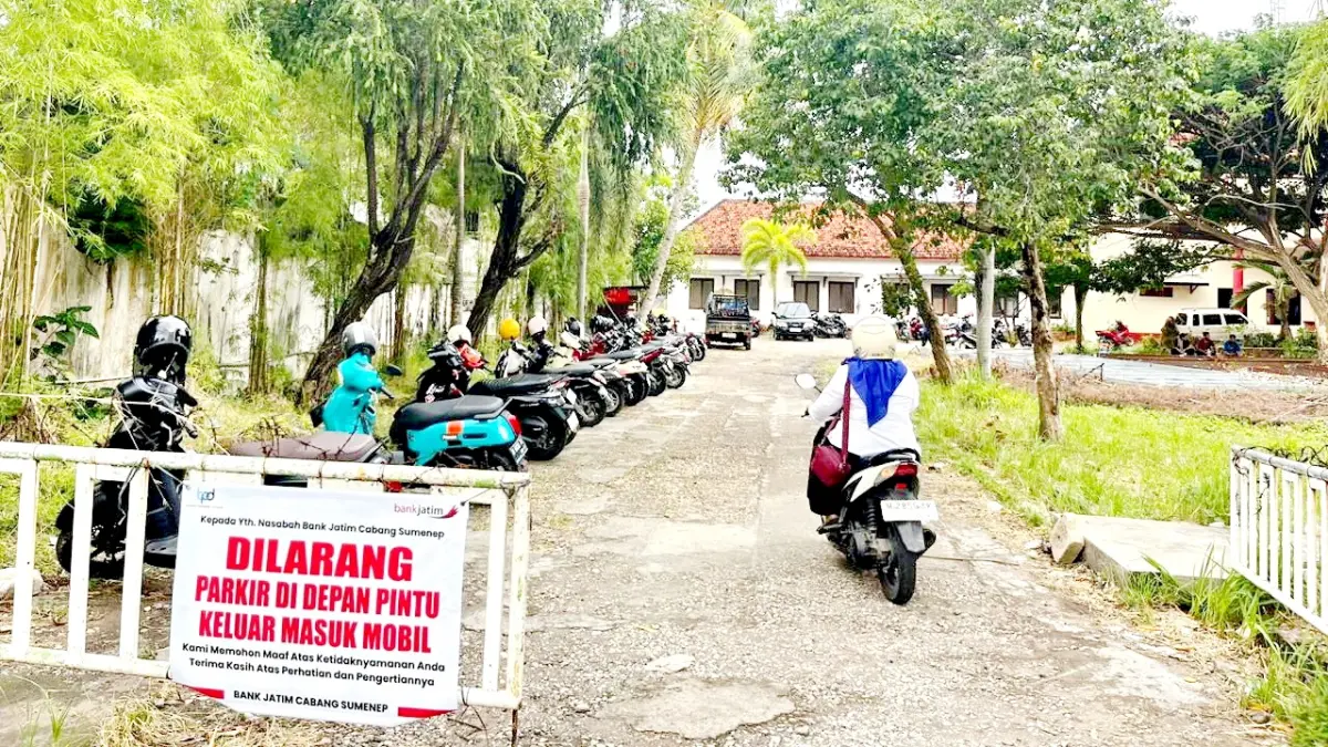 KURAS APBD: Warga memasuki kantor DPMPTSP Sumenep di Desa Kolor, Kecamatan Kota, Sabtu (30/5). (MOH. IQBAL/JPRM)