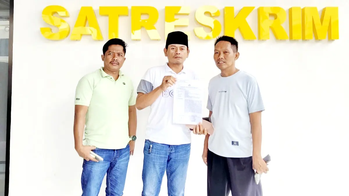LANGKAH TEGAS: Slamet Riyadi (tengah) didampingi penasihat hukumnya, Mohammad Taufik (kanan), menunjukkan bukti laporan usai diperiksa penyelidik Polres Pamekasan Sabtu (30/5). (SLAMET RIYADI UNTUK JPRM)
