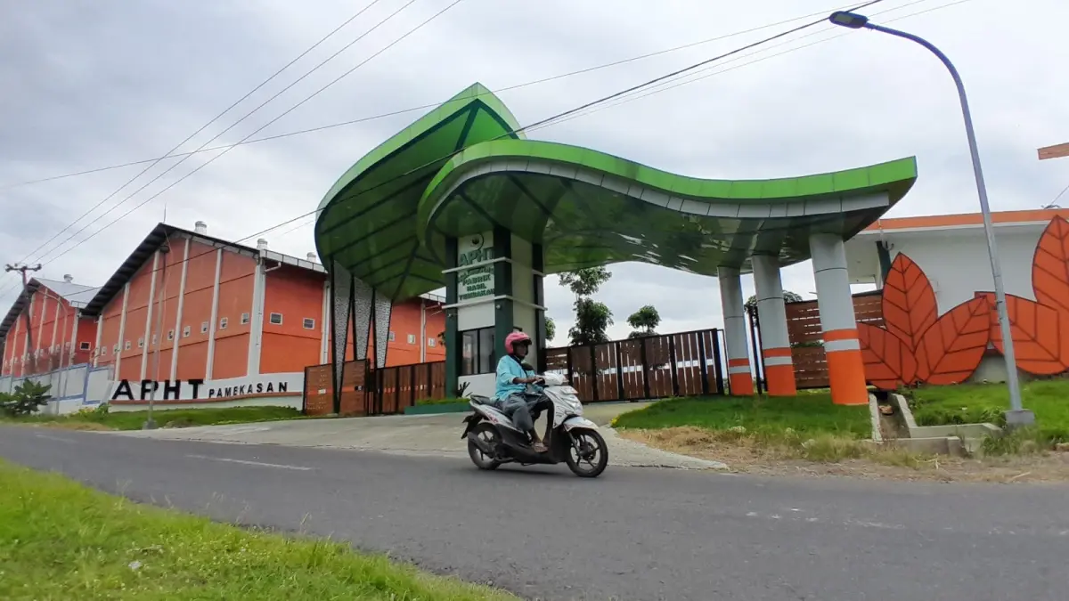 MEGAH: Pengendara sepeda motor melintas di depan Sentra Industri Hasil Tembakau Pamekasan di Desa Gugul, Kecamatan Tlanakan, Sabtu (23/5).