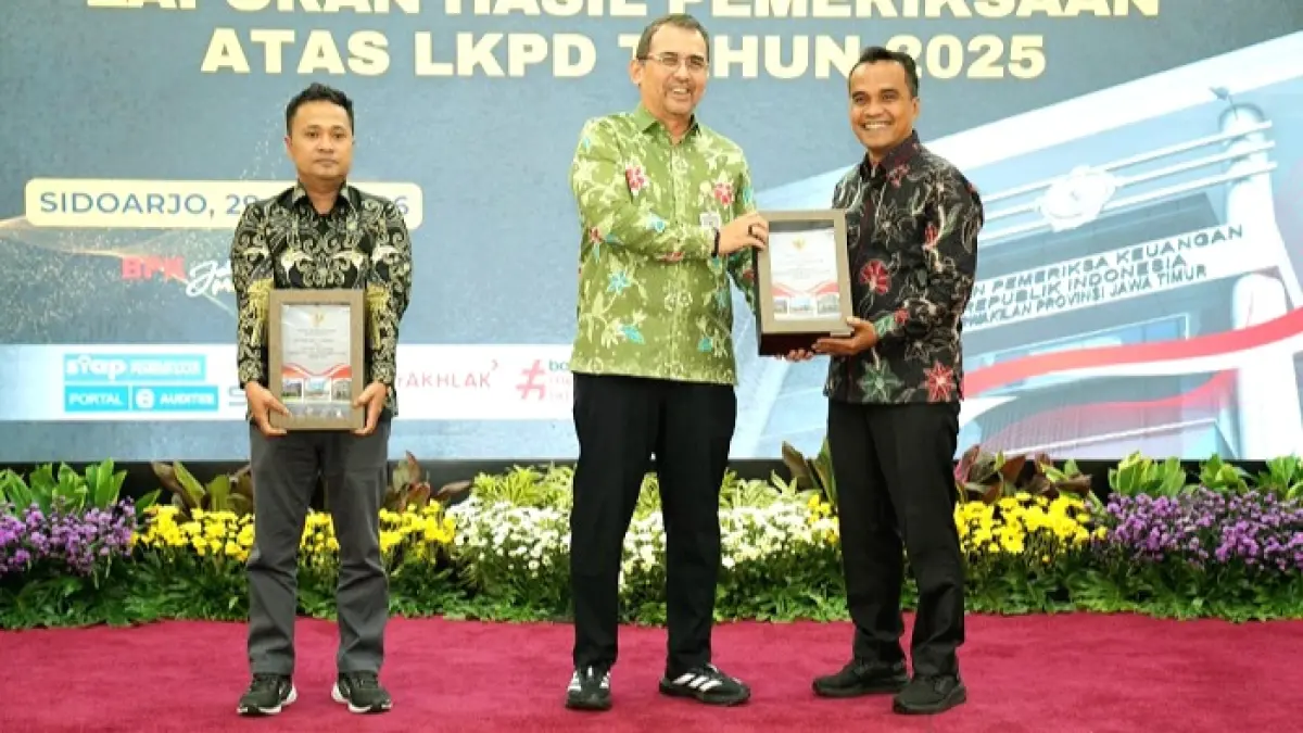 MEMBANGGAKAN: Bupati Bangkalan Lukman Hakim menerima dokumen LHP atas LKPD 2025 di kantor BPK Perwakilan Jatim, Jumat (29/5). (PROKOPIM UNTUK JPRM)